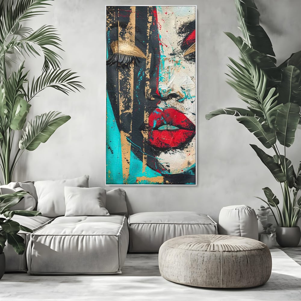 Tablou canvas cu tablou canvas cu portret avangardist, in rama de aluminiu argintiu, pe perete intr-un living